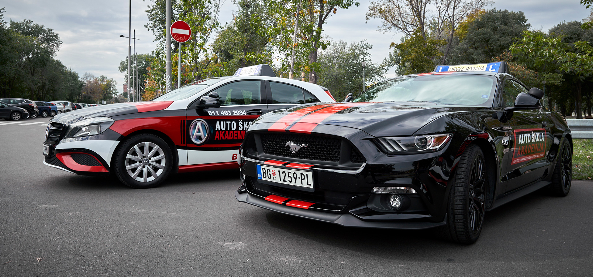 Mercedes i Mustang vozni park